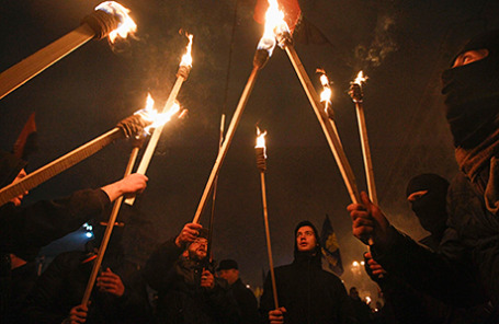 Украинские националисты во время марша в честь 106-й годовщины со дня рождения Степана Бандеры. Киев, Украина, 1 января 2015.