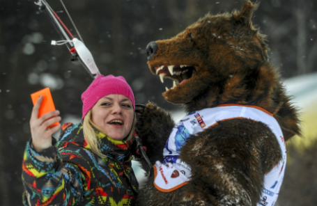 Новосибирск. 7 декабря. Кайтер в костюме медведя, символа «Кубка Сибири по зимнему кайтингу — 2014», с участницей соревнований.