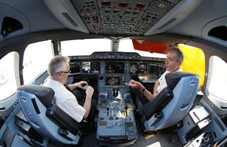 Кабина пилотов нового широкофюзеляжного самолета средней размерности Airbus A 350-900.