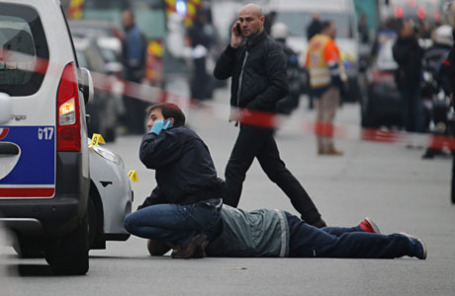 Возле офиса сатирической газеты Charlie Hebdo, где произошла перестрелка.