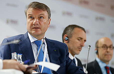 Председатель правления ОАО «Сбербанк России» Герман Греф (слева) на Гайдаровском форуме. Москва, 14 января 2015.