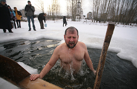 Традиционное крещенское купание.