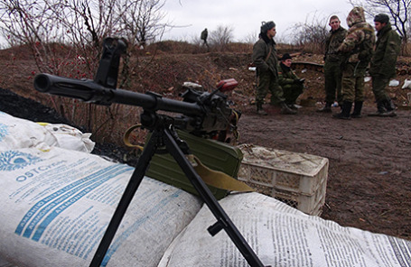 Военнослужащие ДНР несут вахту на позициях на въезде в Горловку. 