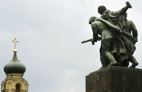 Памятник солдатам Красной Армии рядом с католической церковью в Варшаве