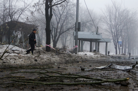 У остановки общественного транспорта в Донецке.