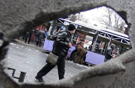 На месте обстрела троллейбуса и остановки общественного транспорта в Донецке, в результате которого погибли люди. Украина, 22 января 2015.