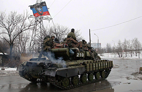Бронированная машина вооруженных сил самопровозглашенной ДНР на окраине Донецка.