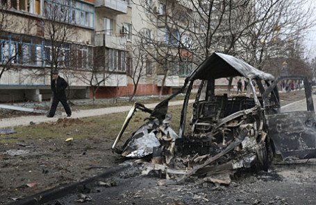На месте обстрела в жилом секторе в городе Мариуполь.
