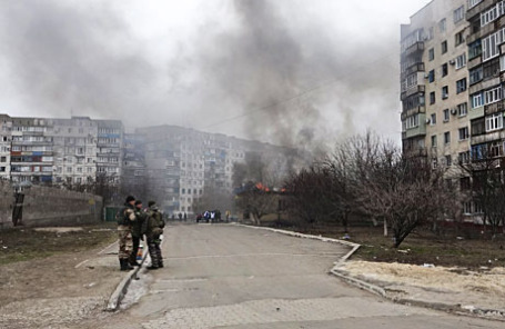 Последствия обстрела в жилом секторе в городе Мариуполь.