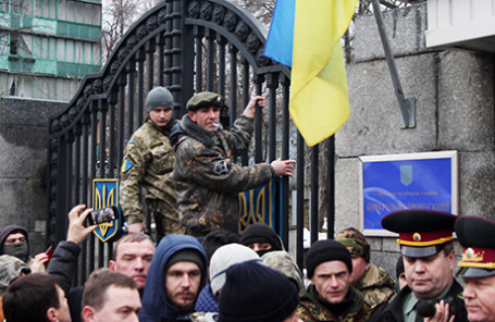Бойцы 24-го отдельного штурмового батальона Вооруженных сил Украины «Айдар» во время пикета у здания Минобороны Украины с требованием не расформировывать батальон. Киев, Украина, 30 января 2015.