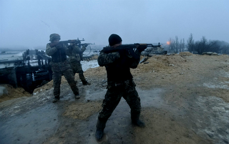 Украинские военные стреляют по ополченцам/