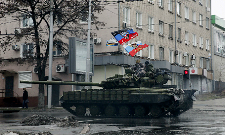 Ополченцы едут на танке по Донецку.