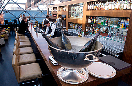 Бар ресторана «O2 Lounge» на крыше отеля Ritz Carlton в Москве.