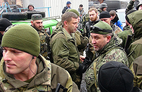 Глава Донецкой народной республики Александр Захарченко (в центре) и ополченцы.
