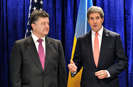 Президент Украины Петр Порошенко и госсекретарь США Джон Керри (слева направо).