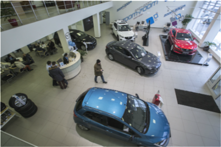 Продажа автомобилей в автосалоне.
