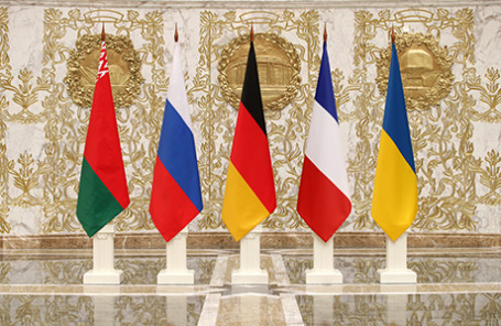 Государственные флаги Белоруссии, России, Германии, Франции и Украины в здании Дворца Независимости перед началом заседания в «нормандском формате». Минск, Белоруссия.