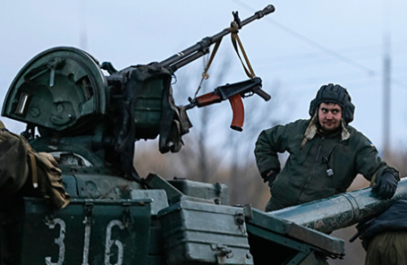 Украинский военнослужащий на танке возле Артемовска.
