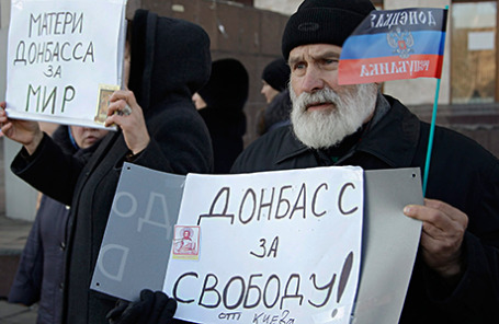 Митинг жителей города в поддержку мирного разрешения кризиса на юго-востоке Украины и солидарности с делегацией ДНР и ЛНР на переговорах в Минске.