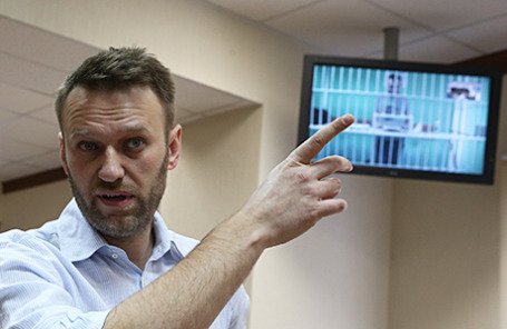 Оппозиционер Алексей Навальный и его брат Олег Навальный (на экране по видеосвязи) перед рассмотрением жалобы защиты на приговор А.Навальному и его брату О.Навальному по делу «Ив Роше».