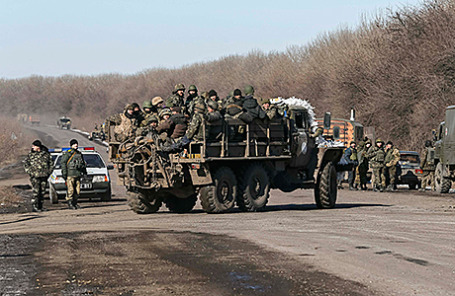 Украинские военнослужащие недалеко от Дебальцево.