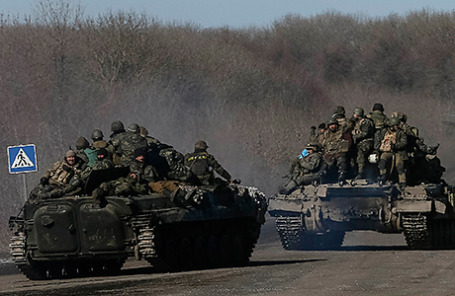 Украинские военнослужащие покидают Дебальцево.