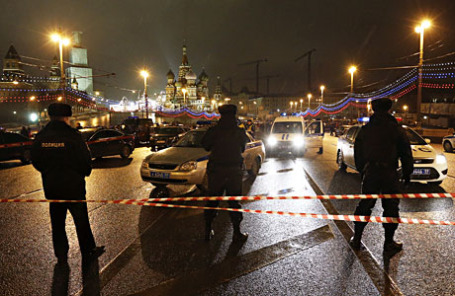 Сотрудники полиции на Большом Москворецком мосту, где был застрелен политик Борис Немцов.