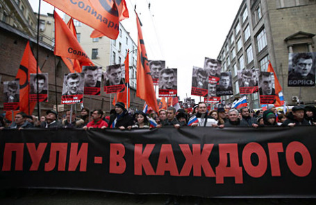 Шествие в память о Борисе Немцове в центре Москвы.