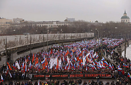 Участники траурного шествия в память о политике Борисе Немцове, убитом в ночь на 28 февраля на Большом Москворецком мосту.