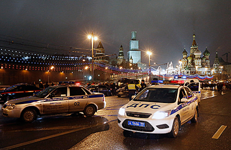 Сотрудники полиции на Большом Москворецком мосту, где 27 февраля был застрелен Борис Немцов.