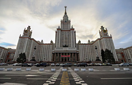 Вид на главное здание Московского государственного университета имени М.В. Ломоносова.