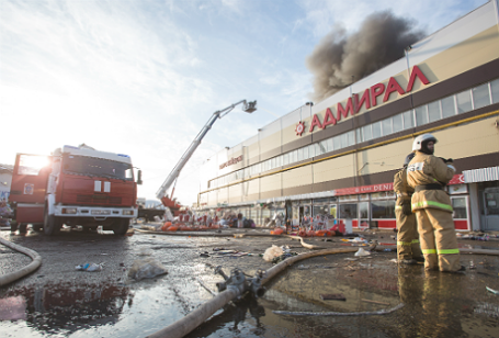Пожар в торговом центре «Адмирал» в Казани.