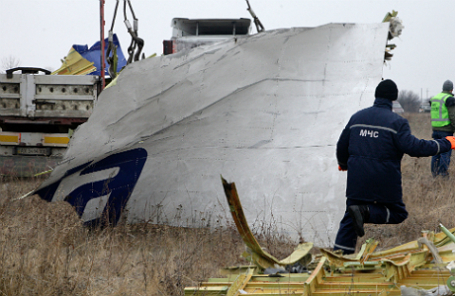 Сбор обломков разбившегося под Донецком Boeing.