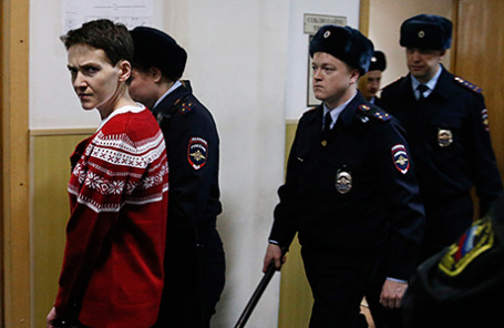 Сотрудники полиции ведут украинскую летчицу Надежду Савченко на очередное слушание.