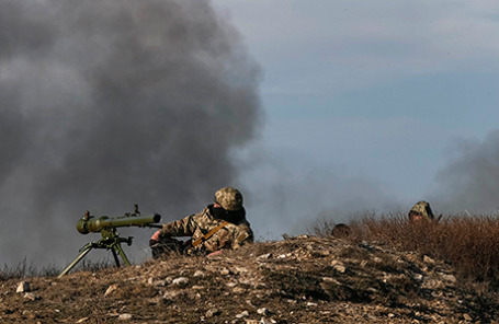 Украинские военнослужащие на позиции недалеко от Донецка.