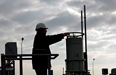 Инженер работает с вентилем, проверяет наличае газа в турецкой нефтяной корпорации.