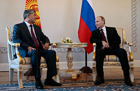 Президент Киргизии Алмазбек Атамбаев и президент России Владимир Путин (слева направо) во время встречи в Константиновском дворце.