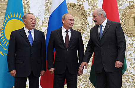 Президент Казахстана Нурсултан Назарбаев, президент России Владимир Путин, президент Белоруссии Александр Лукашенко (слева направо).