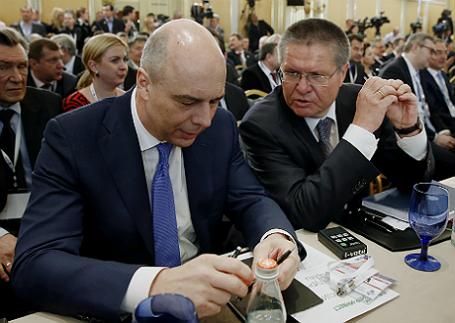 Министр финансов РФ Антон Силуанов и министр экономического развития РФ Алексей Улюкаев (слева направо) на съезде Российского союза промышленников и предпринимателей.