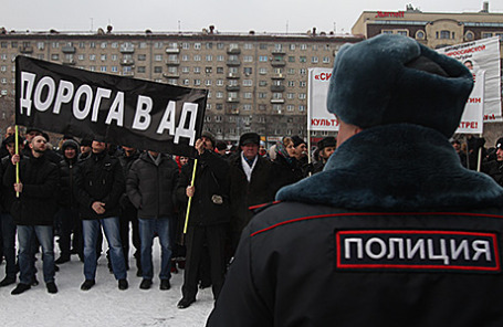 Православные активисты во время акции протеста у Новосибирского государственного театра оперы и балета , где состоялся очередной показ оперы Р.Вагнера «Тангейзер» в постановке Тимофея Кулябина.