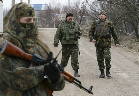 Украинские военнослужащие возле села Широкино Донецкой области.