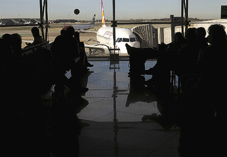 Пассажиры ждут посадку на борт самолета авиакомпании Germanwings в аэропорту Барселоны «Эль-Прат».