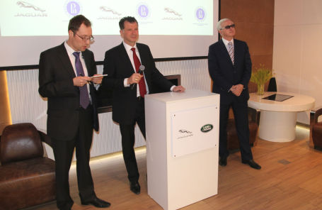 Глава Jaguar Land Rover Россия Франк Виттеман (по центру) и президент Высшей школы экономики Александр Шохин (справа)