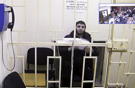 Заур Дадаев (на экране), обвиняемый по делу об убийстве политика Бориса Немцова, во время рассмотрения жалобы на арест в Мосгорсуде.