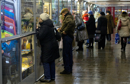 Покупатели у торговых палаток в одном из подземных переходов города.