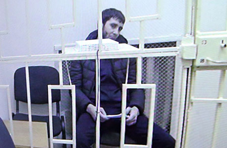 Заур Дадаев (на экране), обвиняемый по делу об убийстве политика Бориса Немцова, во время рассмотрения жалобы на арест в Мосгорсуде.