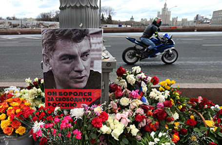 Импровизированный мемориал на месте убийства политика Бориса Немцова на Большом Москворецком мосту.