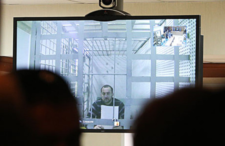 Хамзат Бахаев (на экране), ранее обвиняемый по делу об убийстве политика Бориса Немцова.
