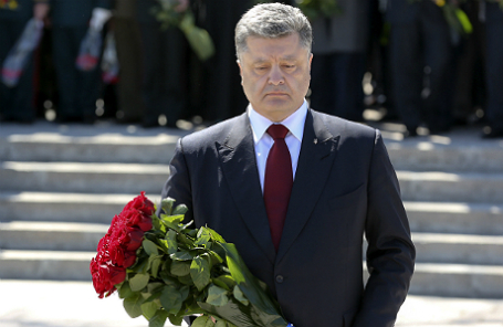 Одесса. 10 апреля. Президент Украины Петр Порошенко (в центре) во время церемонии возложения цветов к памятнику Неизвестному матросу.