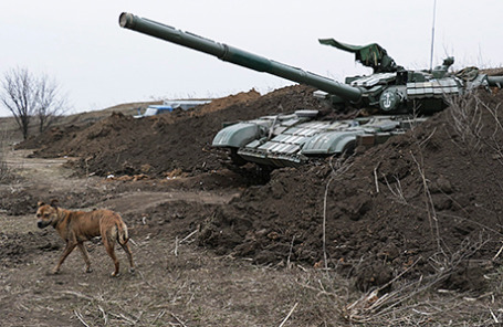 Украинские военнослужащие возле села Широкино Донецкой области.